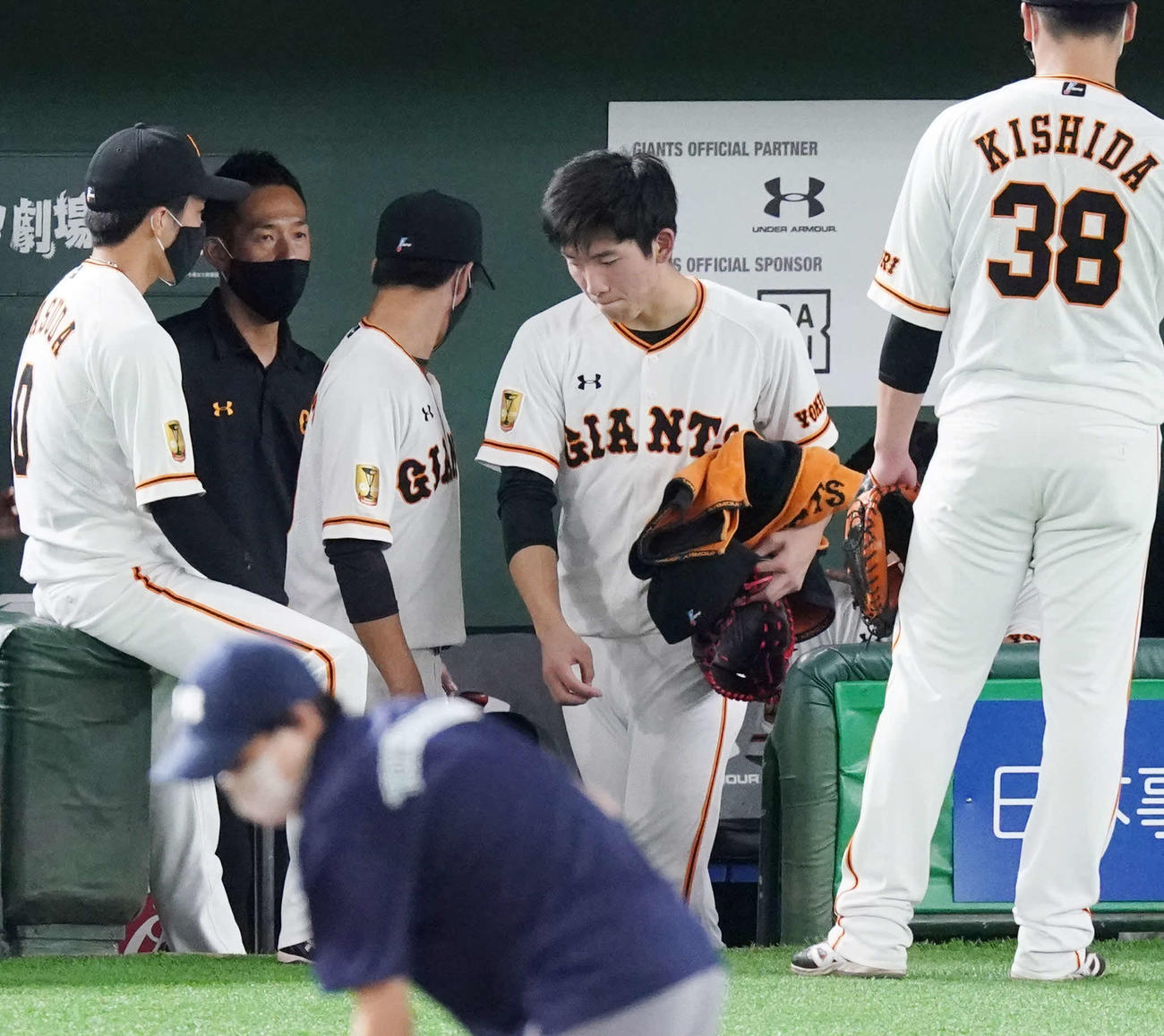巨人対DeNA　6回表開始前、ベンチ奥へ引き揚げる巨人先発の戸郷（中央）（撮影・江口和貴）