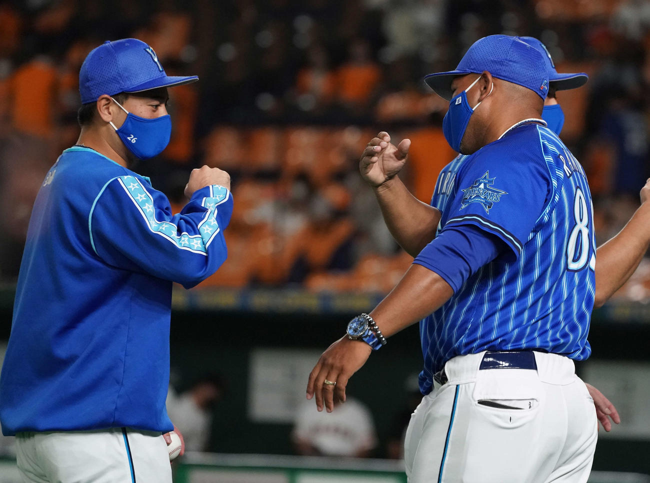 巨人対DeNA　巨人に勝利し、タッチを交わすDeNA浜口（左）とラミレス監督（撮影・鈴木みどり）