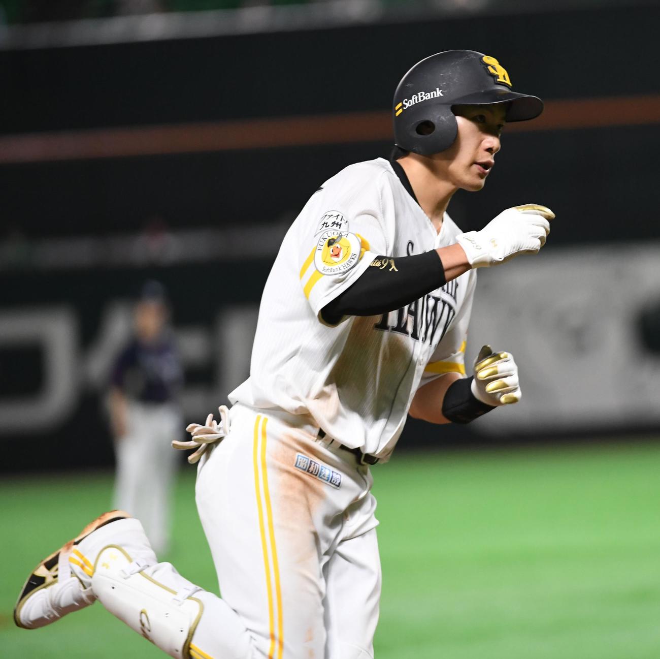 ソフトバンク対西武　5回裏ソフトバンク1死、柳田は左中間にソロ本塁打を放ちホームに向かう（撮影・今浪浩三）