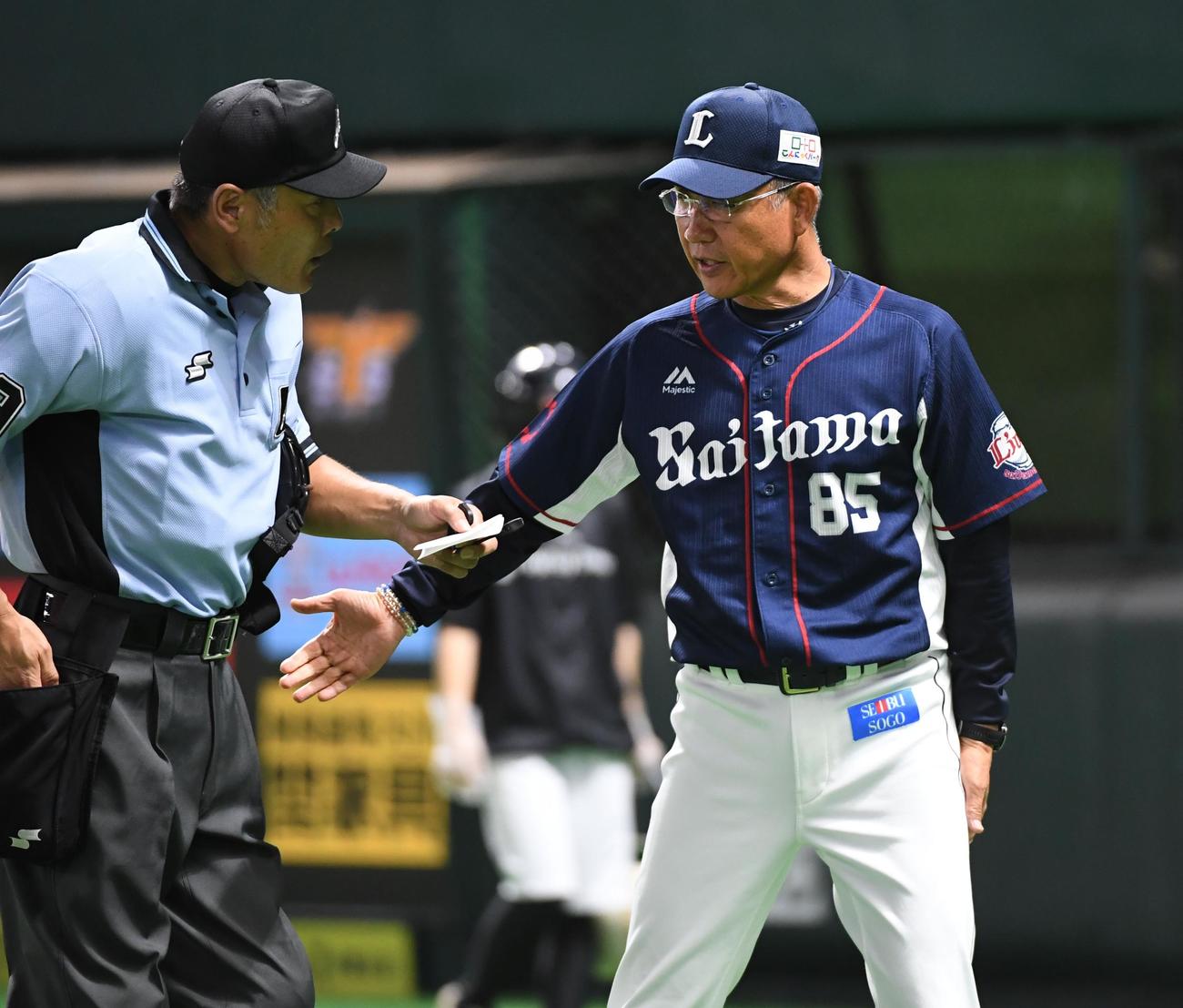 ソフトバンク対西武　6回、先発の松本航の降板を告げる辻監督（撮影・今浪浩三）
