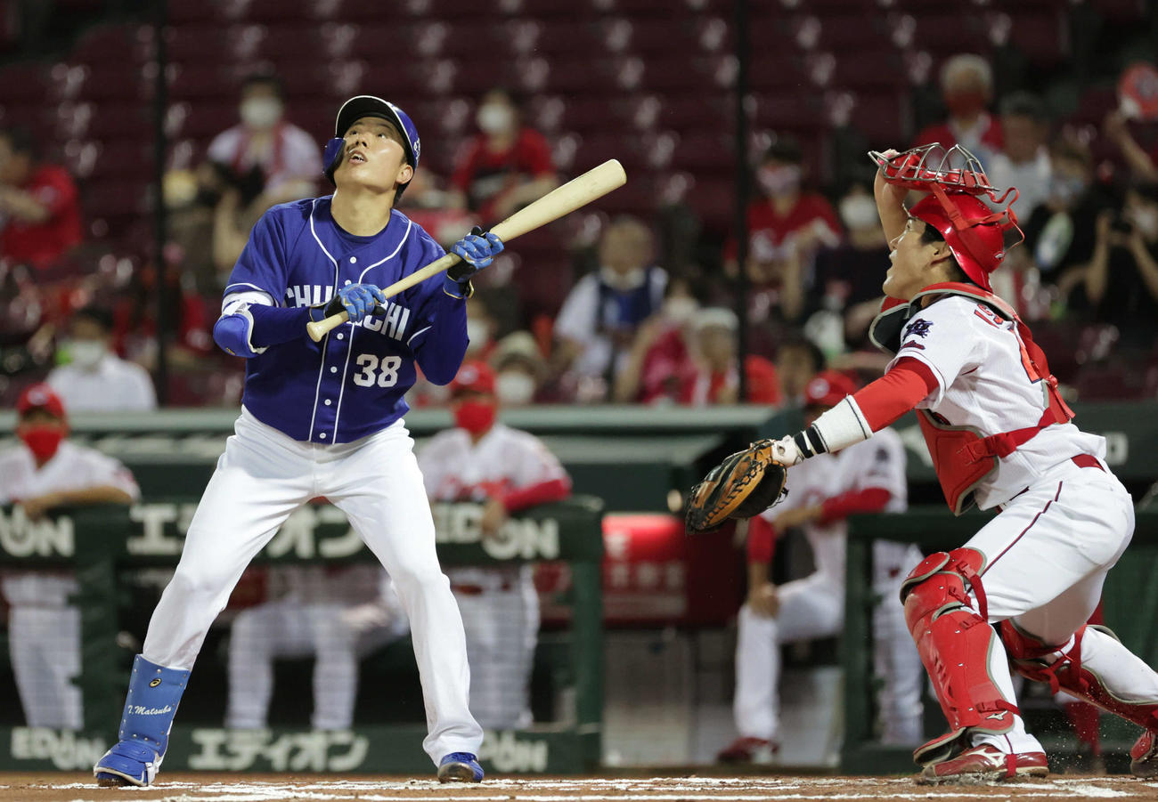 プロ野球広島対中日7回戦　6回表中日1死一塁、松葉は送りバント失敗。捕手は磯村（撮影・加藤孝規）