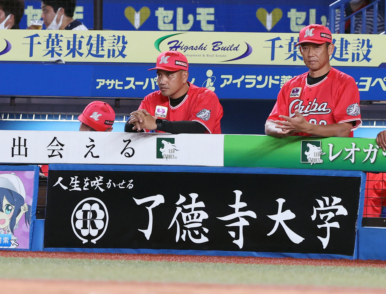 ロッテ対楽天　5回表楽天無死、ロメロにソロ本塁打を浴びマウンドの先発小島をベンチから鋭い表情で見つめる井口監督（左）（撮影・垰建太）