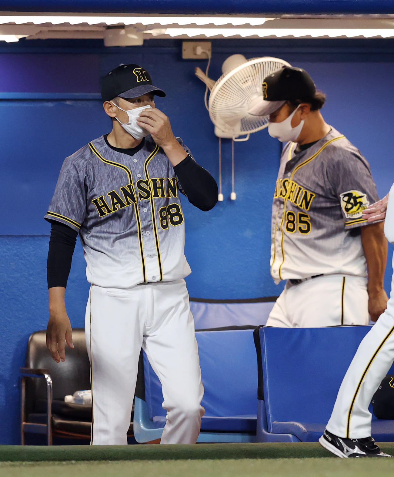 ヤクルト対阪神　試合後、引き揚げる矢野監督（撮影・狩俣裕三）