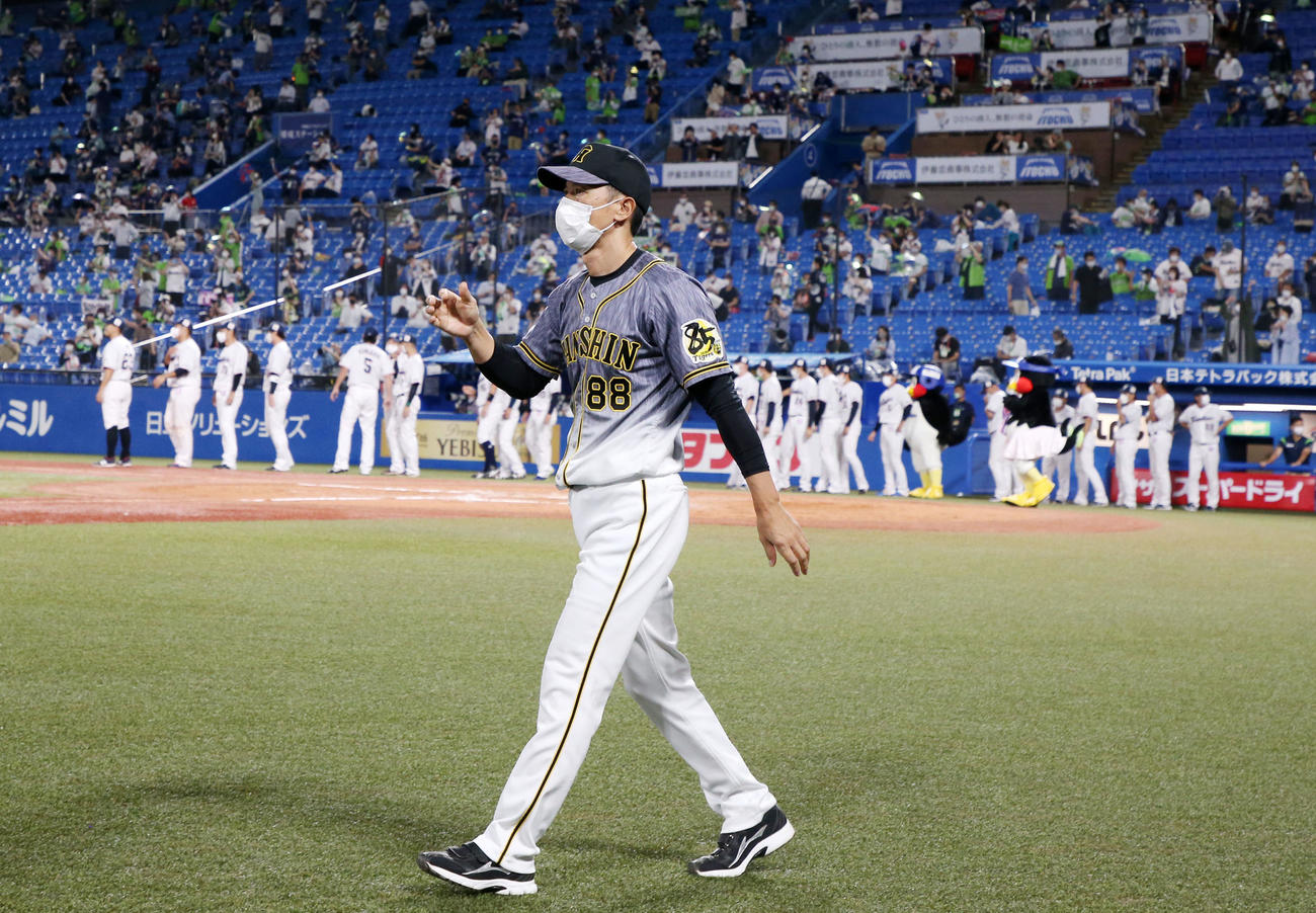 ヤクルト対阪神　ヤクルトに敗れ球場から引き揚げる矢野監督（撮影・加藤哉）