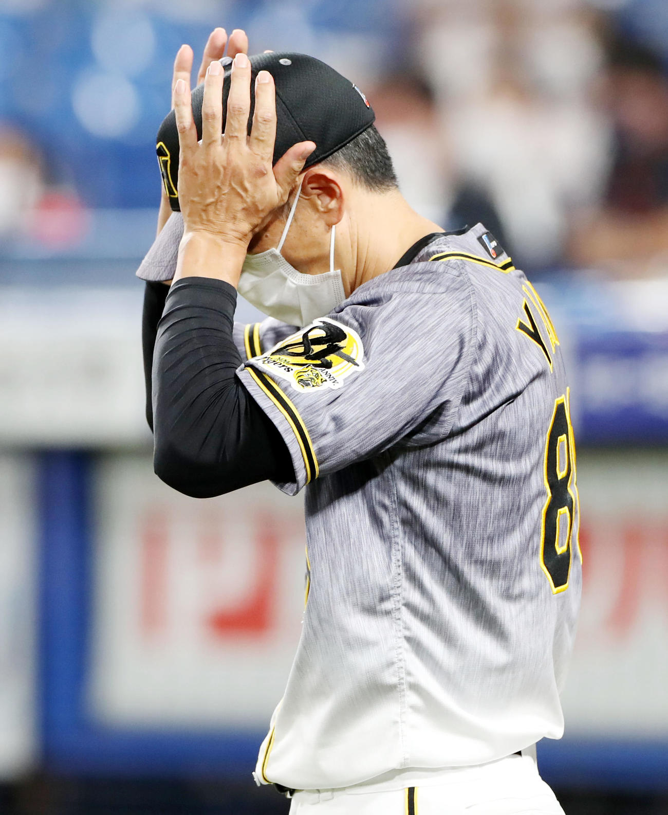 ヤクルト対阪神　6回裏、両手で帽子を整えながら選手交代を告げにベンチを出る矢野監督（撮影・加藤哉）