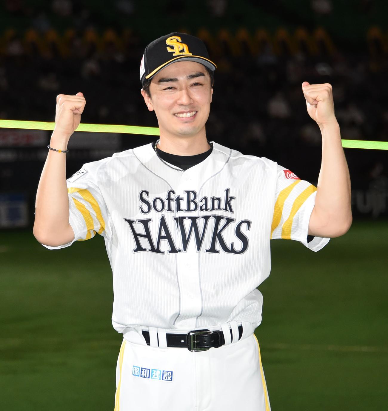 ソフトバンク対西武　3勝目を挙げ笑顔でガッツポーズをする和田（撮影・今浪浩三）