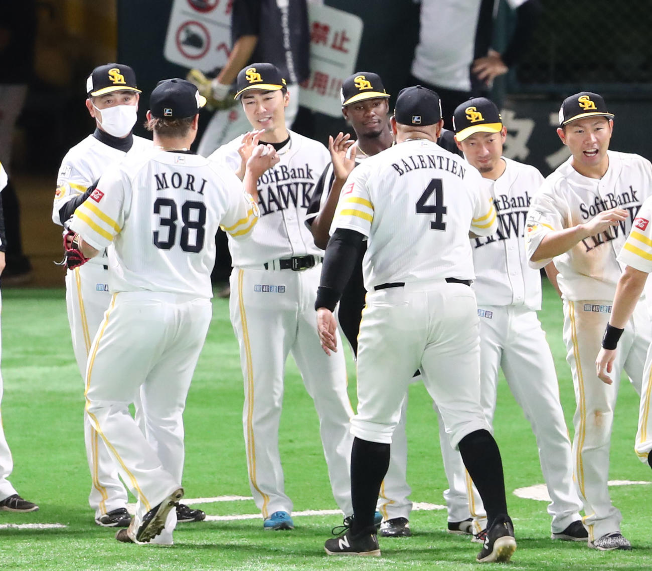 ソフトバンク対西武　3勝目を挙げた和田（左から3人目）は、笑顔で森から勝利球を受け取る。左端は工藤監督（撮影・梅根麻紀）