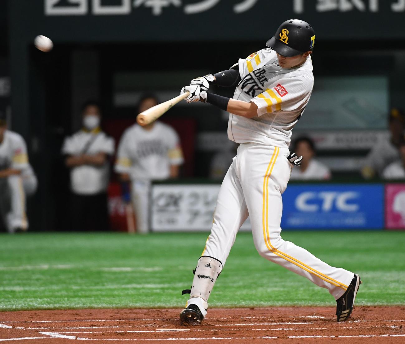 ソフトバンク対西武　1回裏ソフトバンク無死、周東佑京は中越えに三塁打を放つ（撮影・今浪浩三）