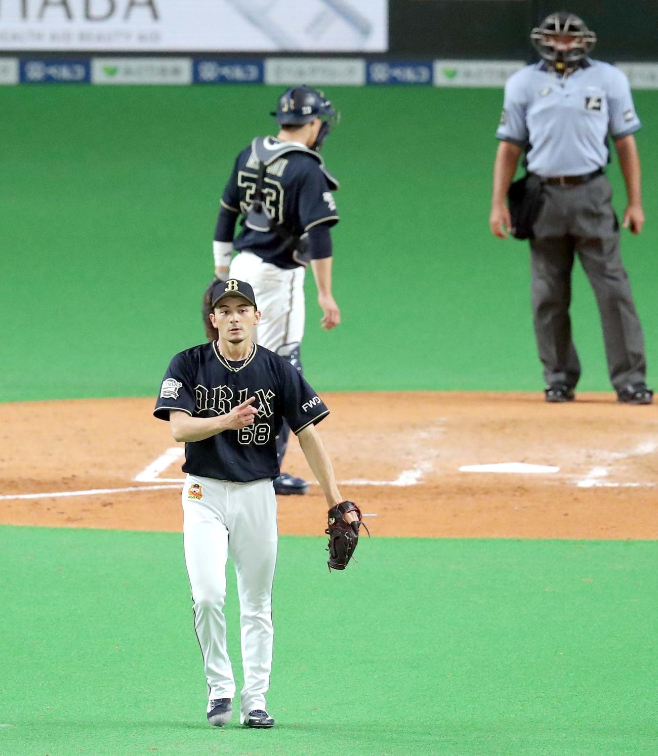 日本ハム対オリックス　4回裏日本ハム無死二塁、ビヤヌエバを三振にとりナインを指差すオリックス鈴木（撮影・佐藤翔太）