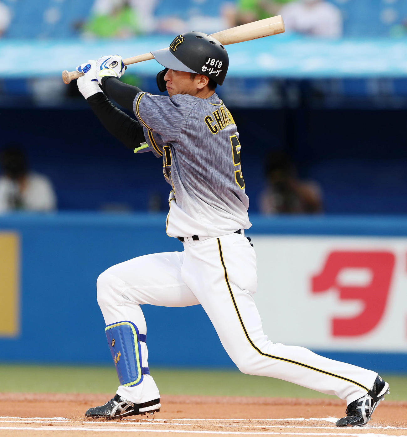 ヤクルト対阪神　1回表阪神無死、近本光司は中越え二塁打を放つ（撮影・加藤哉）