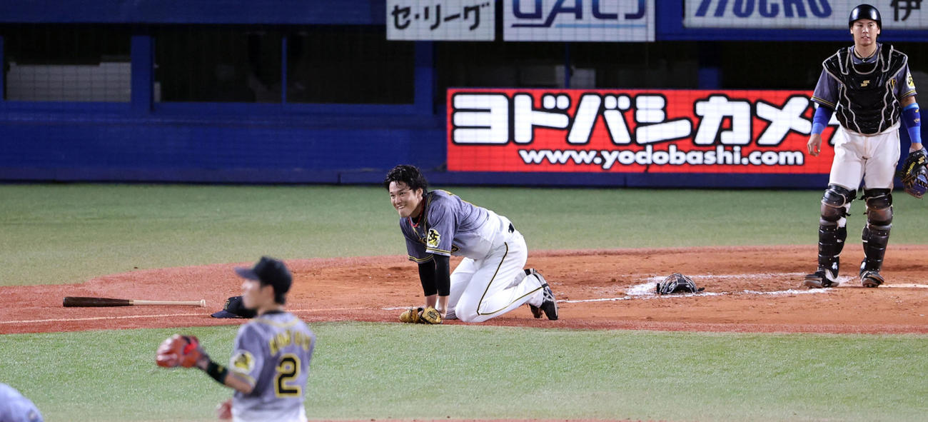 7回裏2死一、三塁、坂口の投手強襲打を一塁悪送球して追加点を許し悔しそうに座り込む藤浪（撮影・浅見桂子）
