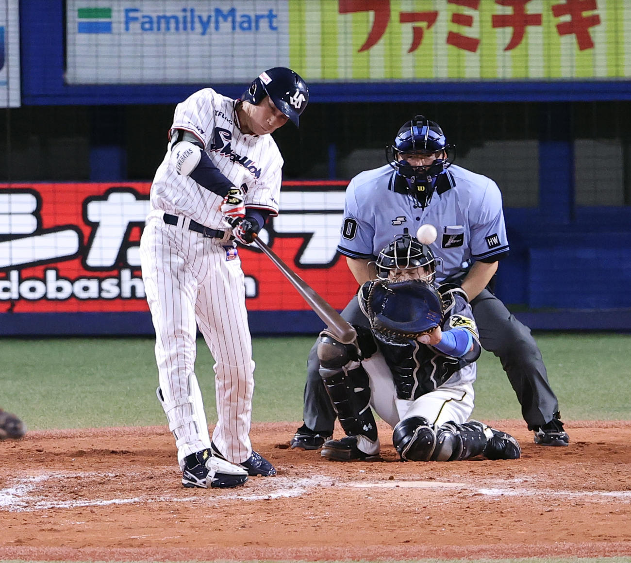 8回裏1死満塁、川端は左適時打を放つ（撮影・浅見桂子）