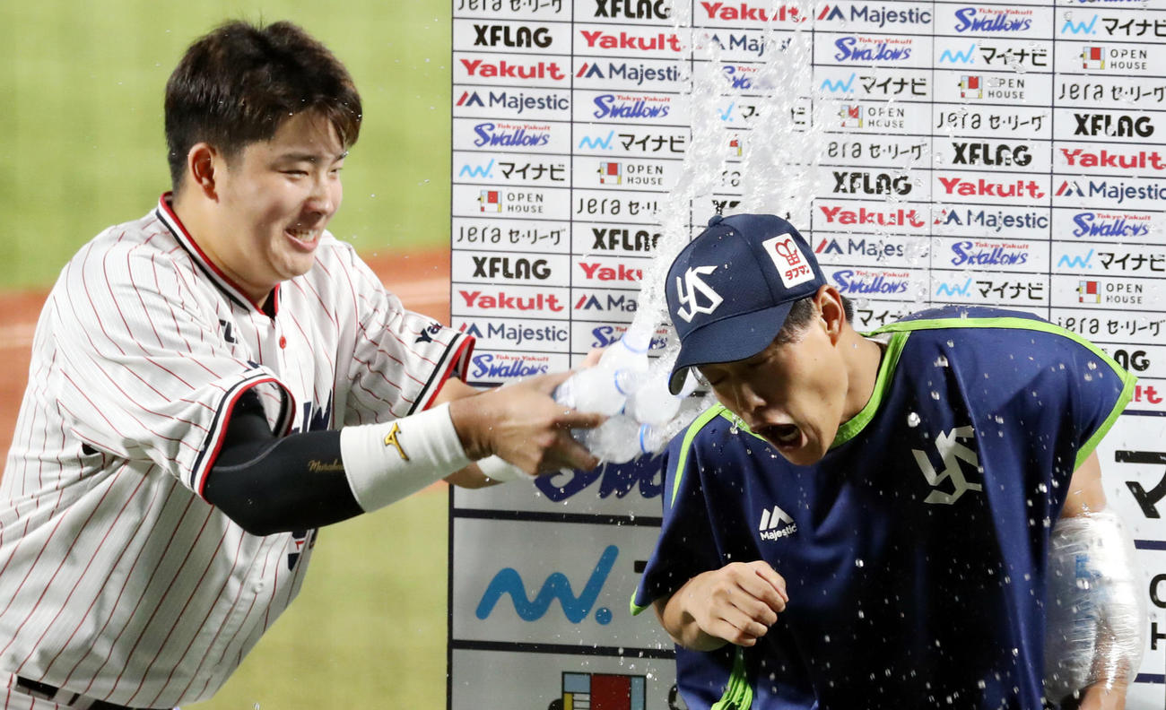 ヒーローインタビューで村上（左）から水をかけられる高橋（撮影・狩俣裕三）