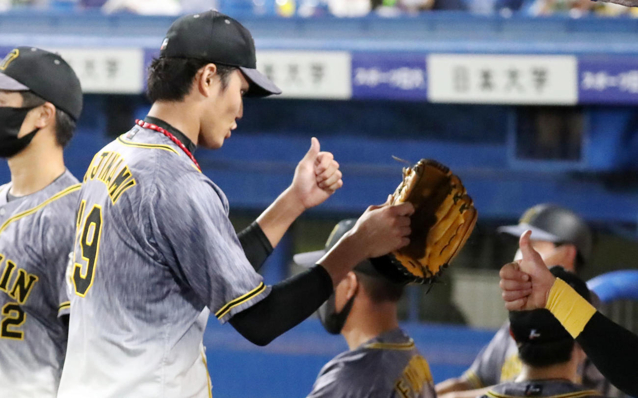 5回裏を投げ終えた藤浪はベンチでナインとエアタッチする（撮影・加藤哉）