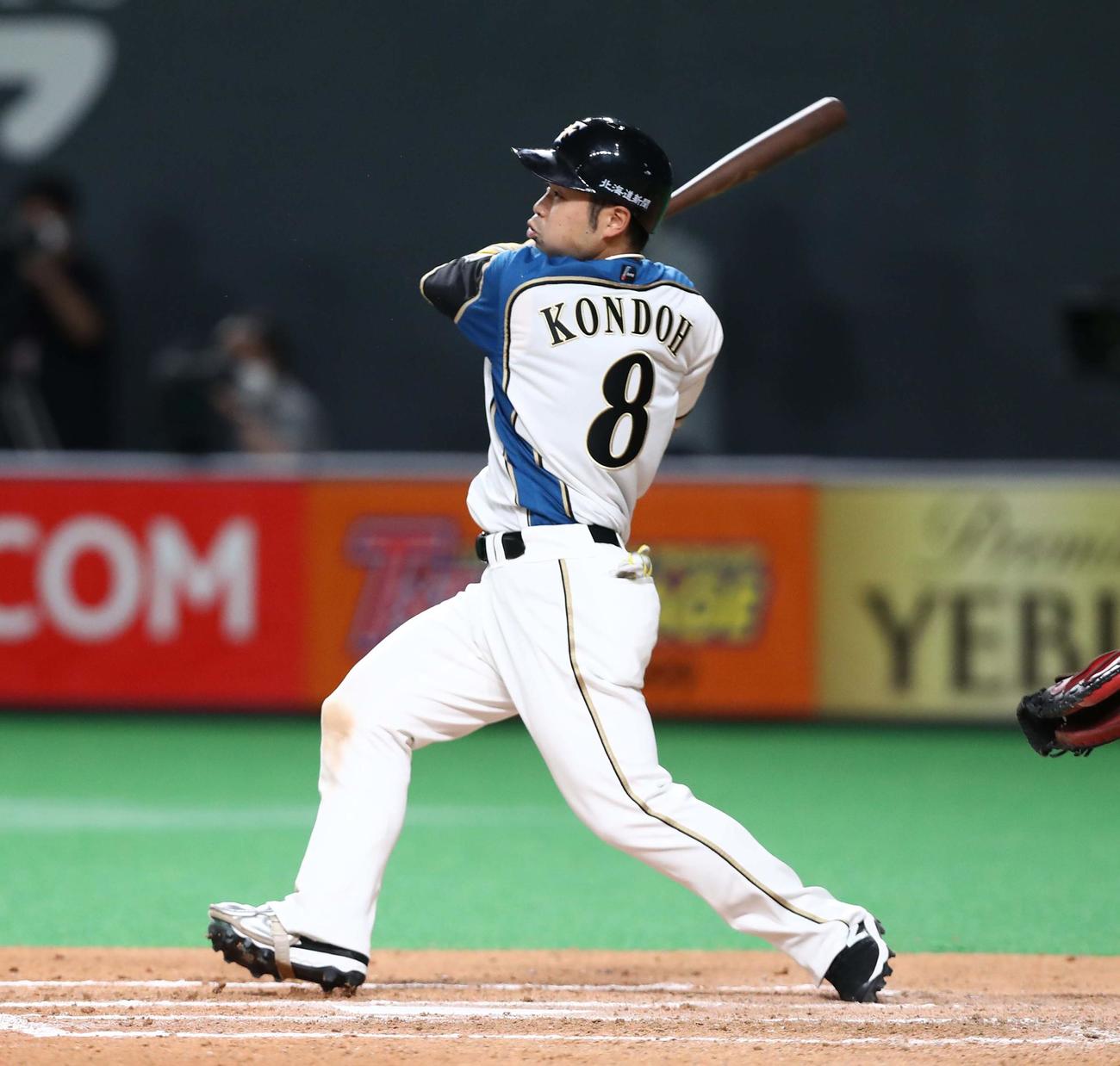 日本ハム対オリックス　7回裏日本ハム1死二塁、右前適時打を放つ近藤（撮影・黒川智章）