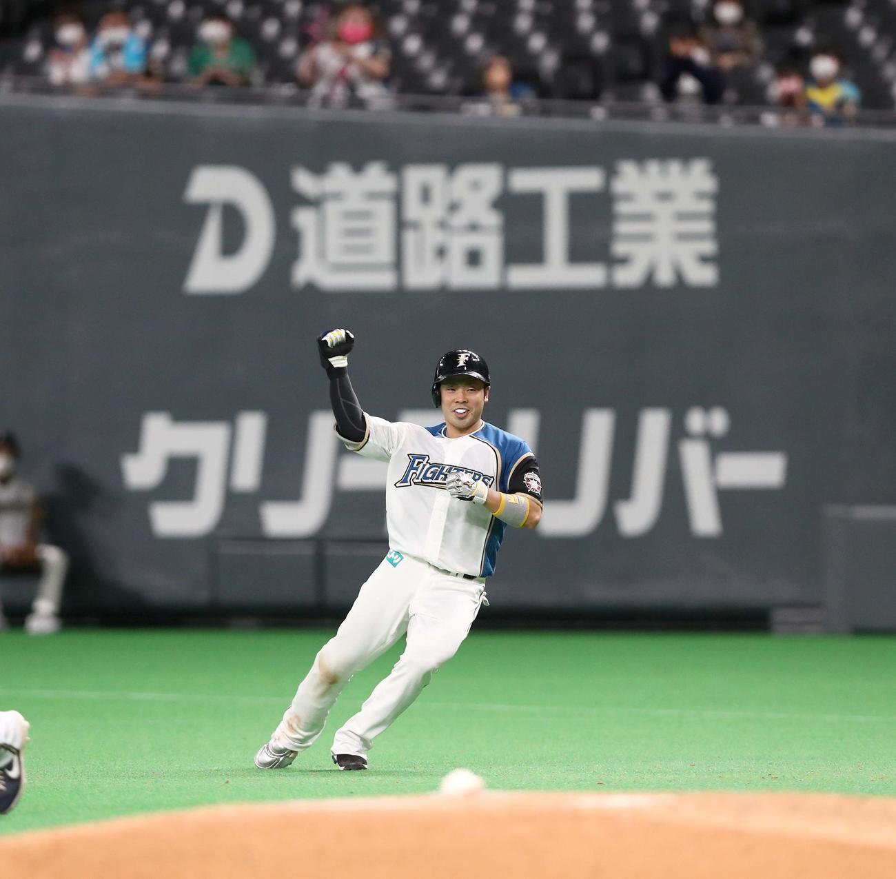 日本ハム対オリックス　7回裏日本ハム1死二塁、右前適時打を放ちガッツポーズの近藤（撮影・黒川智章）
