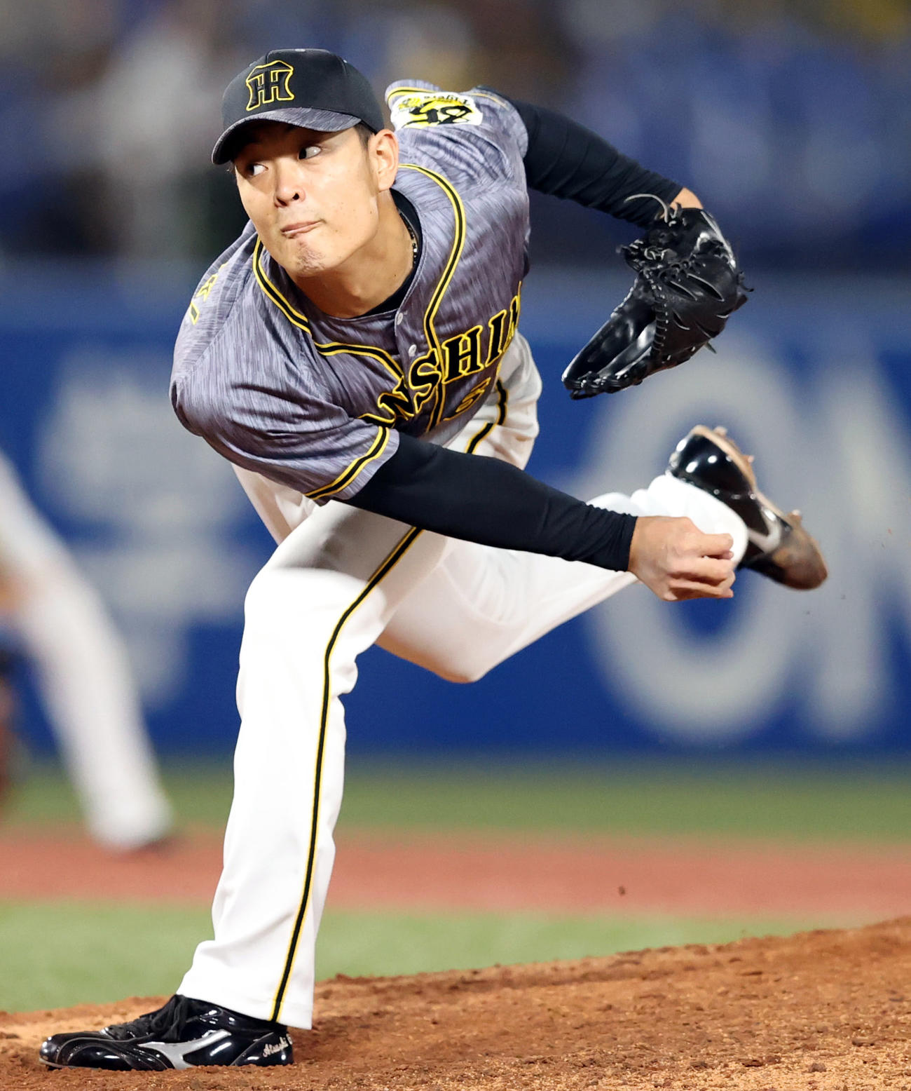 ヤクルト対阪神　6回裏途中から登板する望月（撮影・狩俣裕三）