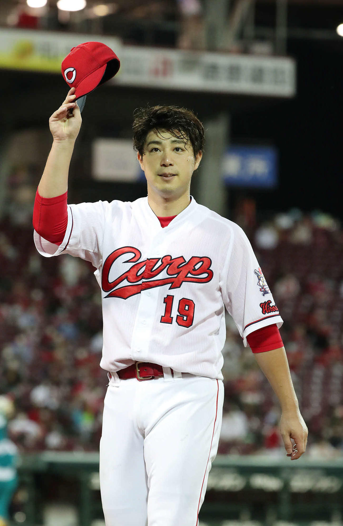 今季初勝利を挙げ声援に応える野村
