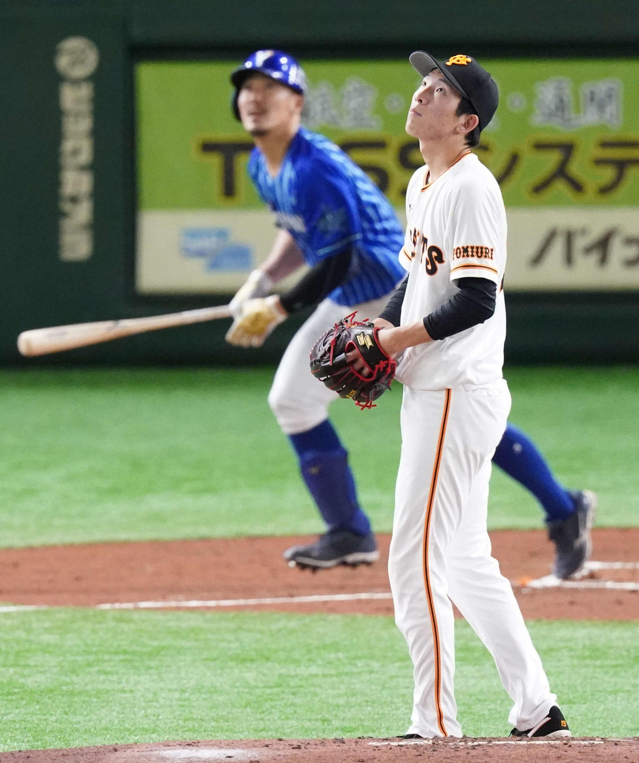巨人対DeNA　3回表DeNA2死、梶谷（後方）に先制ソロ本塁打を浴びる戸郷（撮影・江口和貴）