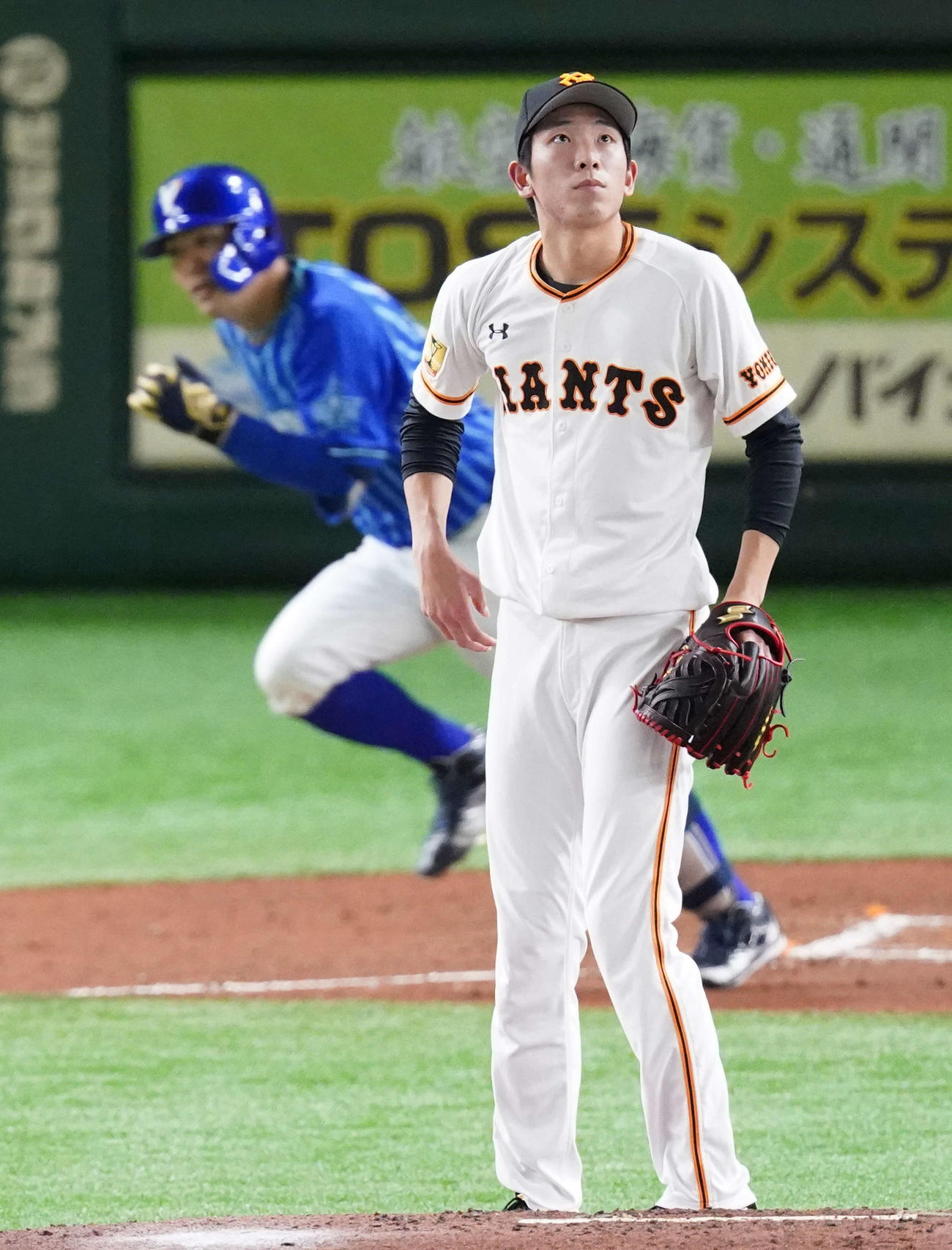 巨人対DeNA　5回表DeNA1死一塁、高城（後方）に2点本塁打を浴びる戸郷（撮影・江口和貴）