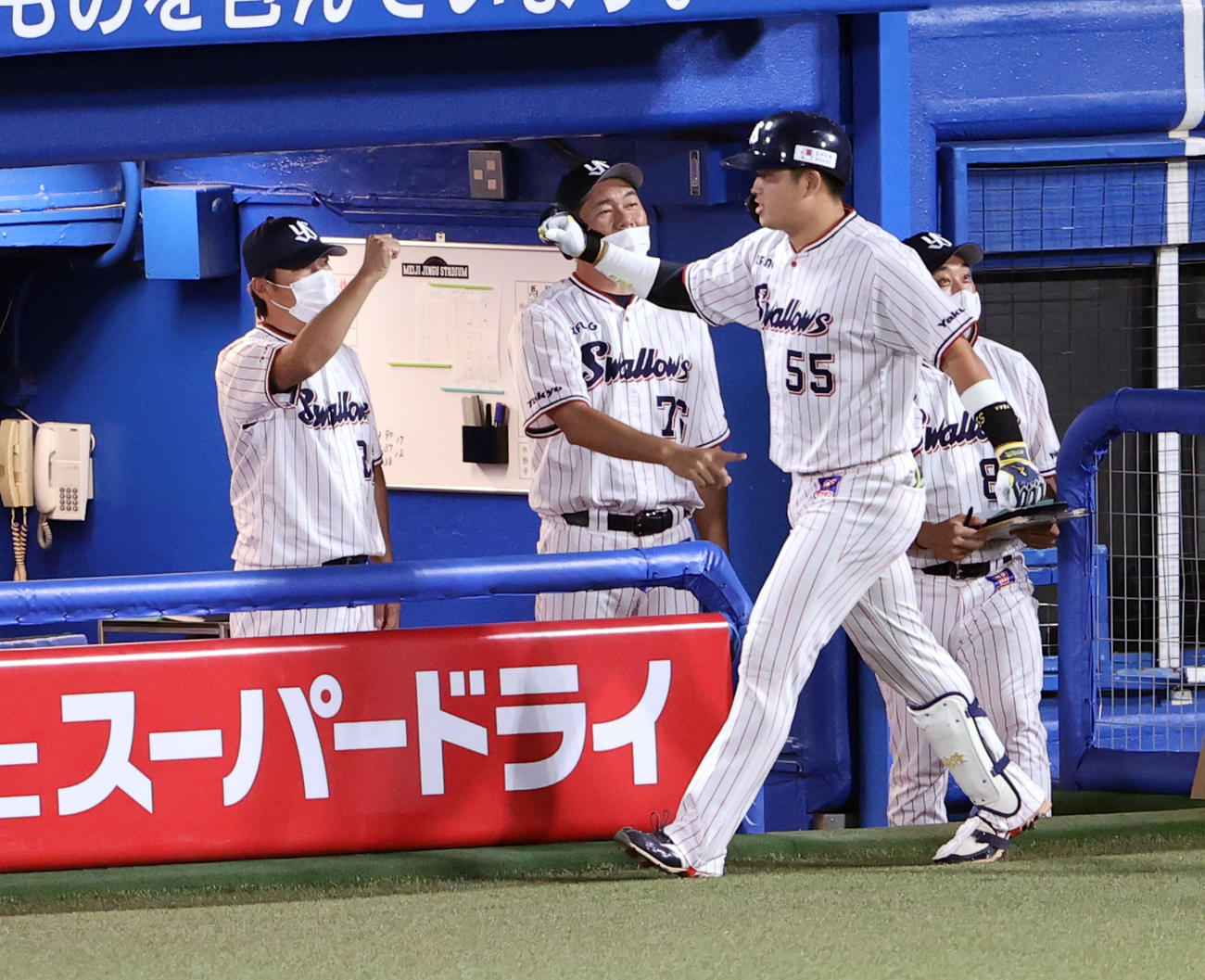 ヤクルト対阪神　4回裏ヤクルト無死二塁、村上（手前右）は左中間2点本塁打を放ち、高津監督（左）とグータッチ（撮影・浅見桂子）