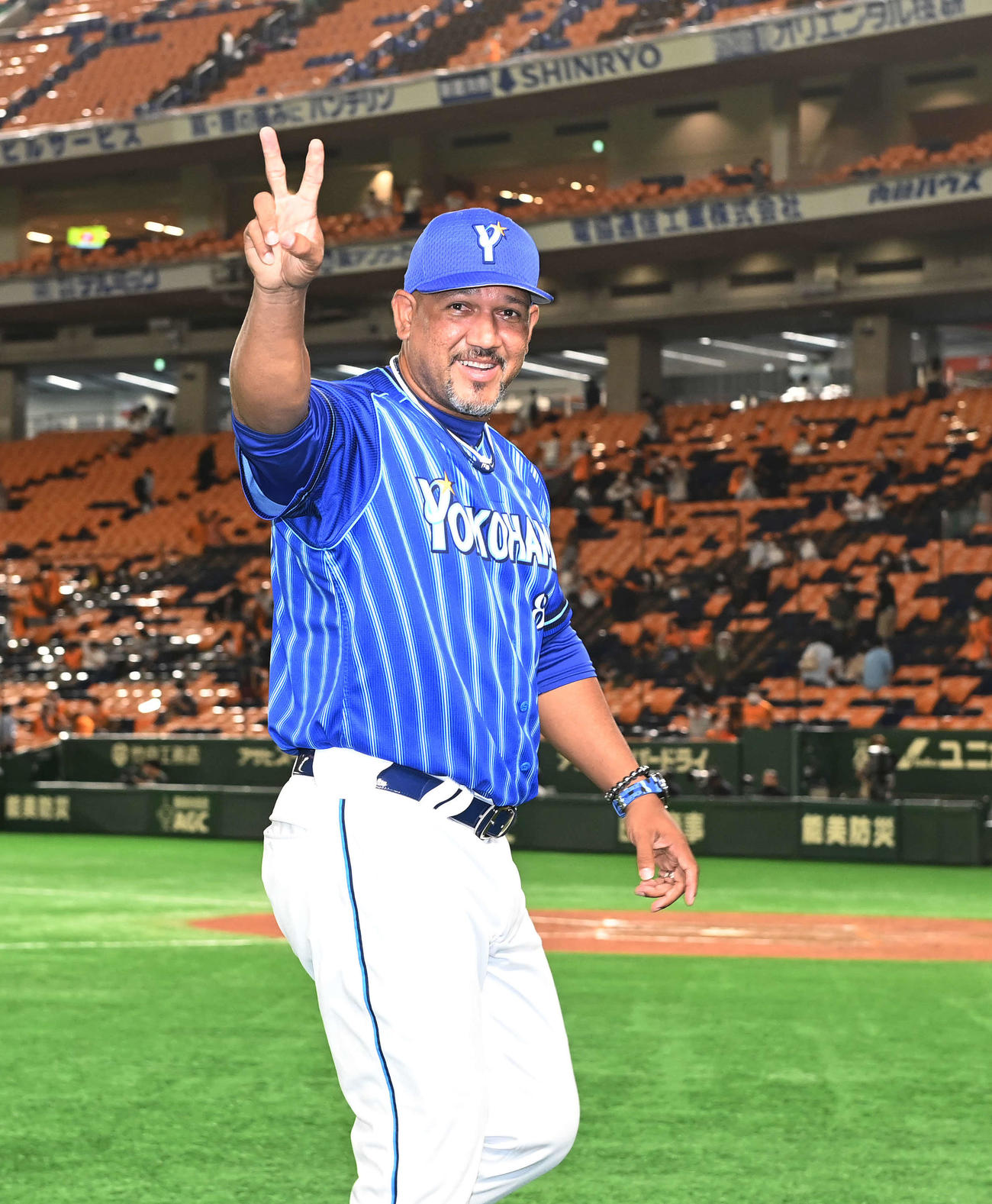巨人対DeNA　巨人に勝利し、ピースするDeNAラミレス監督（撮影・鈴木みどり）