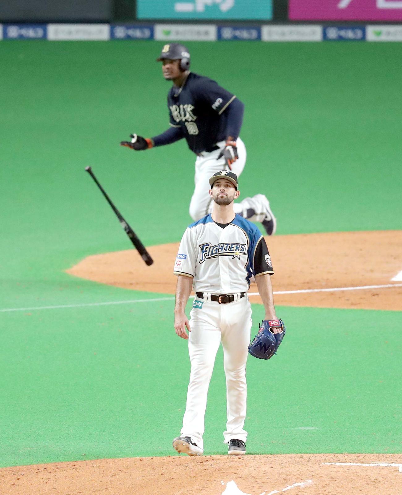日本ハム対オリックス　3回表オリックス2死満塁、ジョーンズ（奥）を中飛に仕留める日本ハム先発のマルティネス（撮影・佐藤翔太）