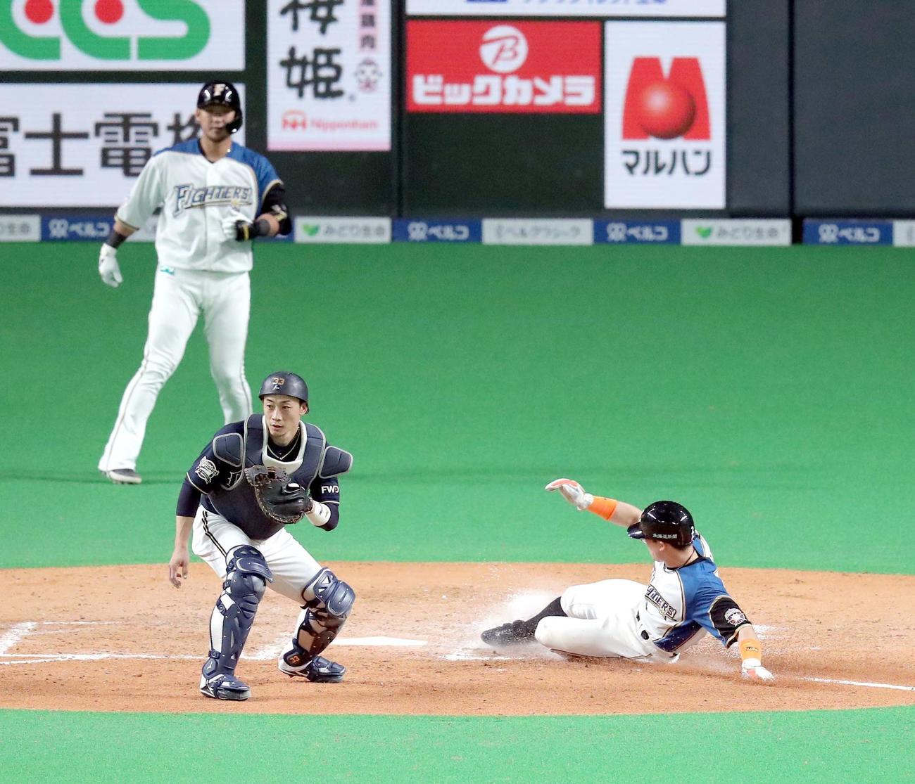 日本ハム対オリックス　5回裏日本ハム1死三塁、近藤の右犠飛で生還する三塁走者の杉谷（撮影・佐藤翔太）