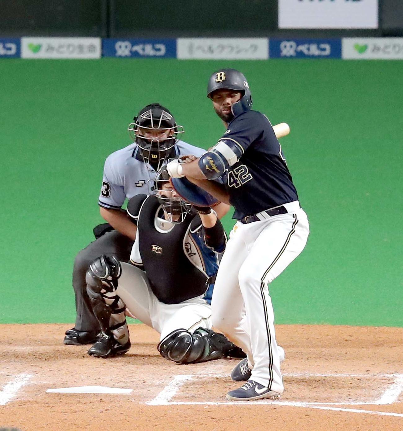 日本ハム対オリックス　7回表オリックス2死満塁、ロドリゲスは死球を受ける（撮影・佐藤翔太）