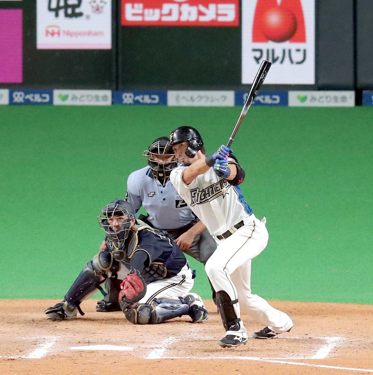 日本ハム対オリックス　7回裏日本ハム2死一塁、大田は適時二塁打を放つ（撮影・佐藤翔太）