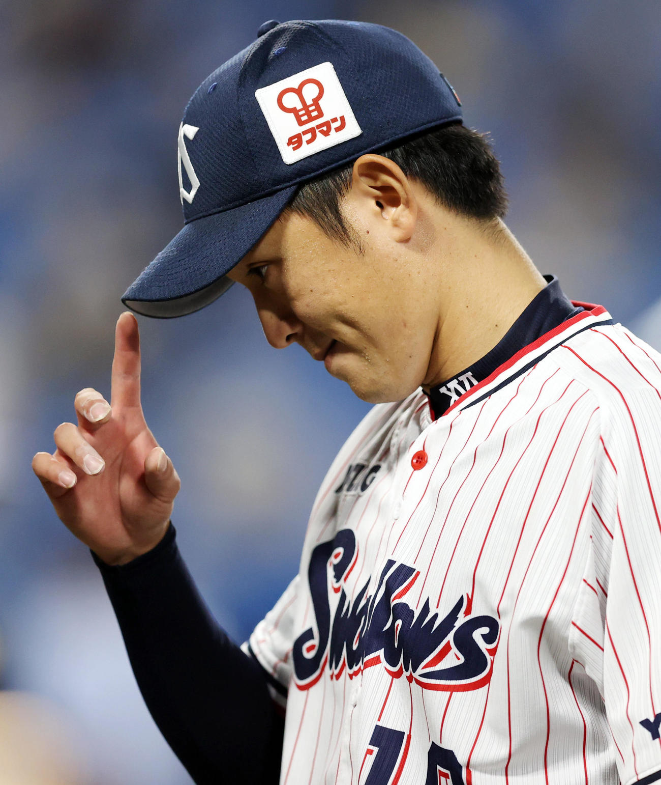 ヤクルト対阪神　5回裏を終え、ベンチの声援に応えるヤクルト先発の原（撮影・狩俣裕三）