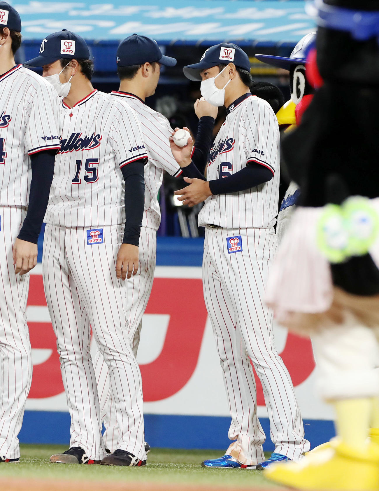 ヤクルト対阪神　勝利球を受け取り笑顔でナインを迎える原（撮影・加藤哉）