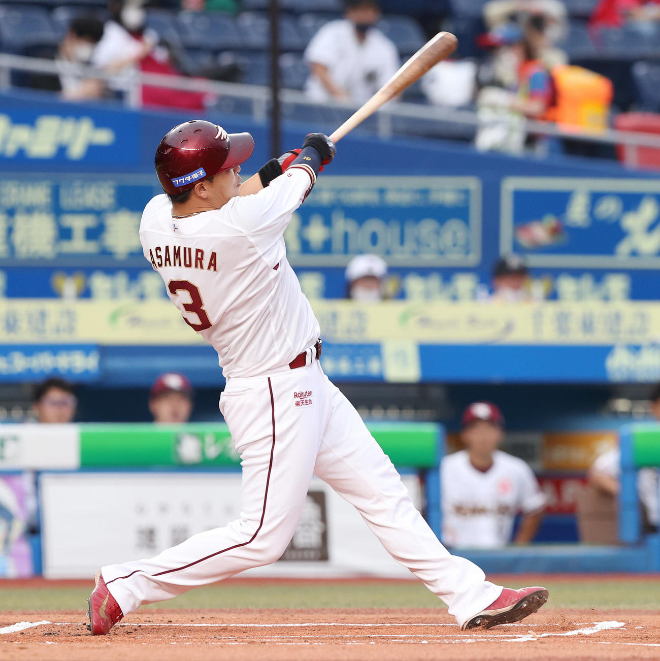 ロッテ対楽天　1回表楽天2死一塁、先制の左越え2点本塁打を放つ浅村（撮影・垰建太）