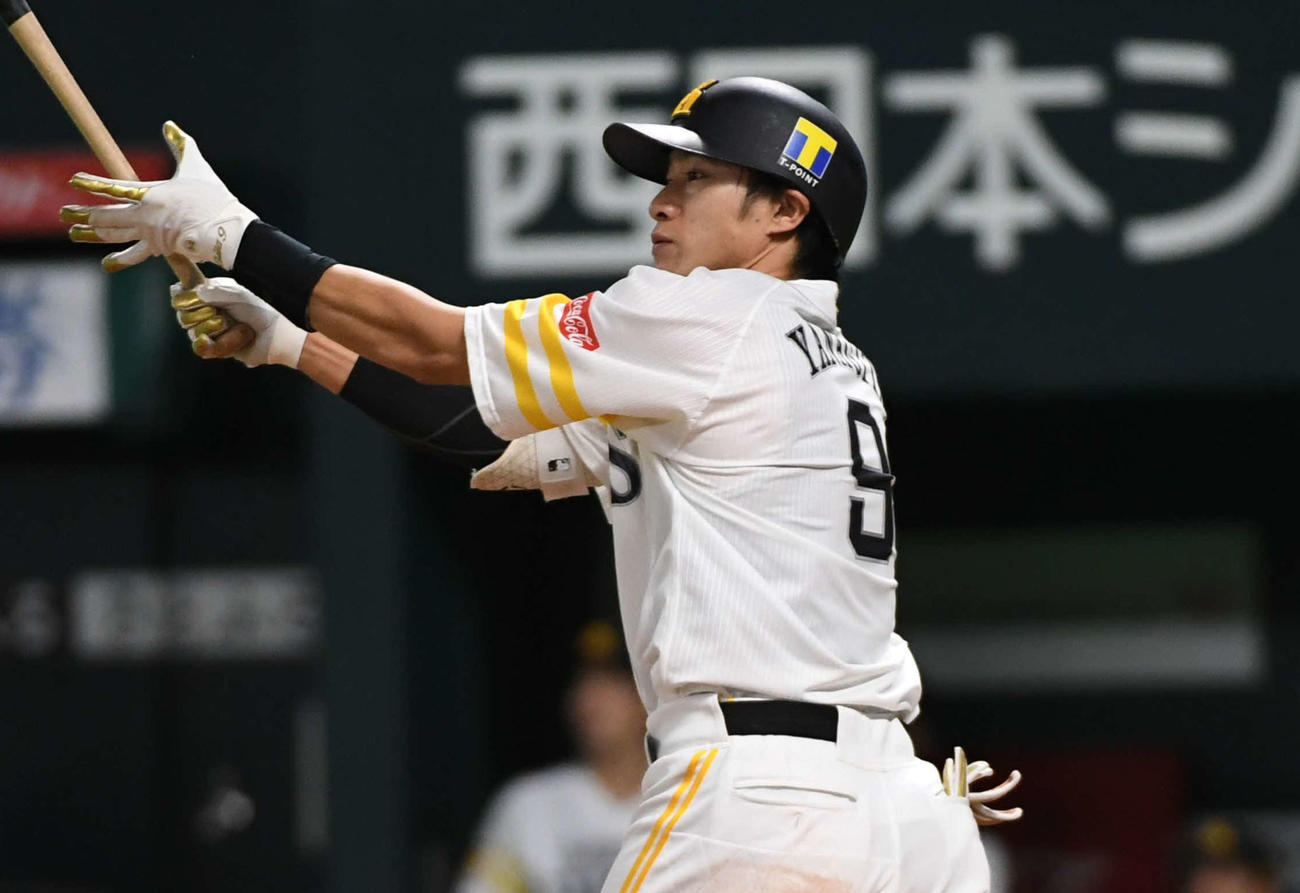 ソフトバンク対西武　5回裏ソフトバンク1死、柳田は左中間に本塁打を放つ（撮影・今浪浩三）
