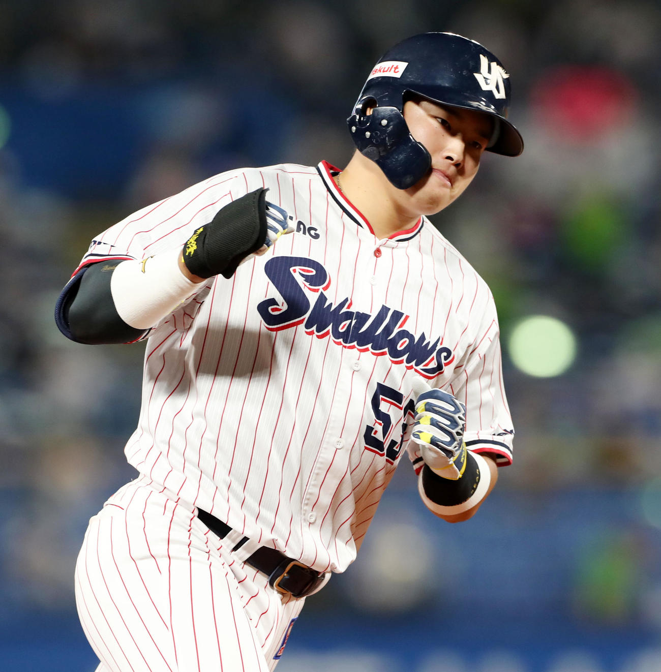 ヤクルト対阪神　4回裏ヤクルト無死二塁、村上は左越え2点本塁打を放つ（撮影・加藤哉）