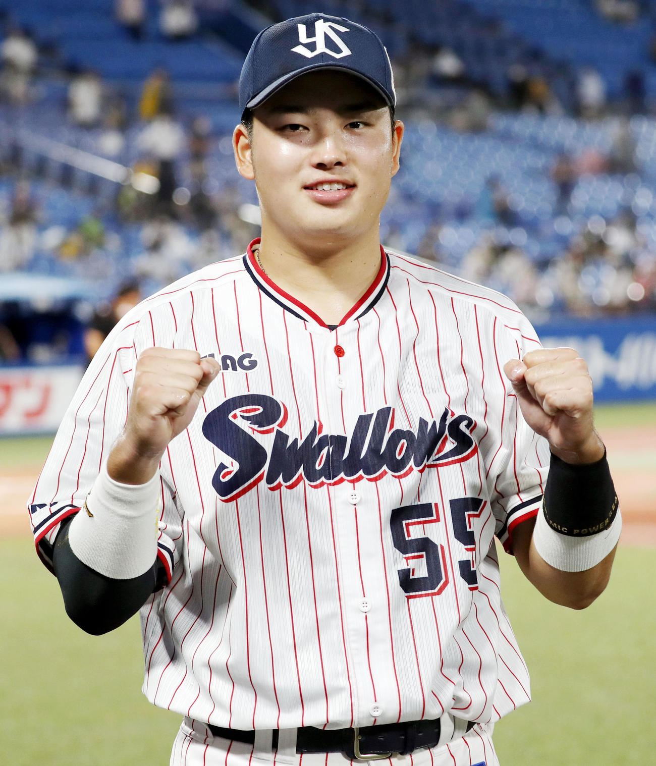 ヤクルト対阪神　試合後、ガッツポーズで記念撮影する村上（撮影・狩俣裕三）