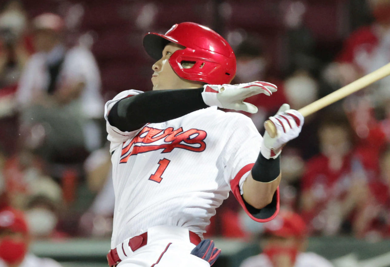 広島対中日　6回裏広島2死一塁、鈴木誠は中越え先制2点本塁打を放つ（撮影・加藤孝規）