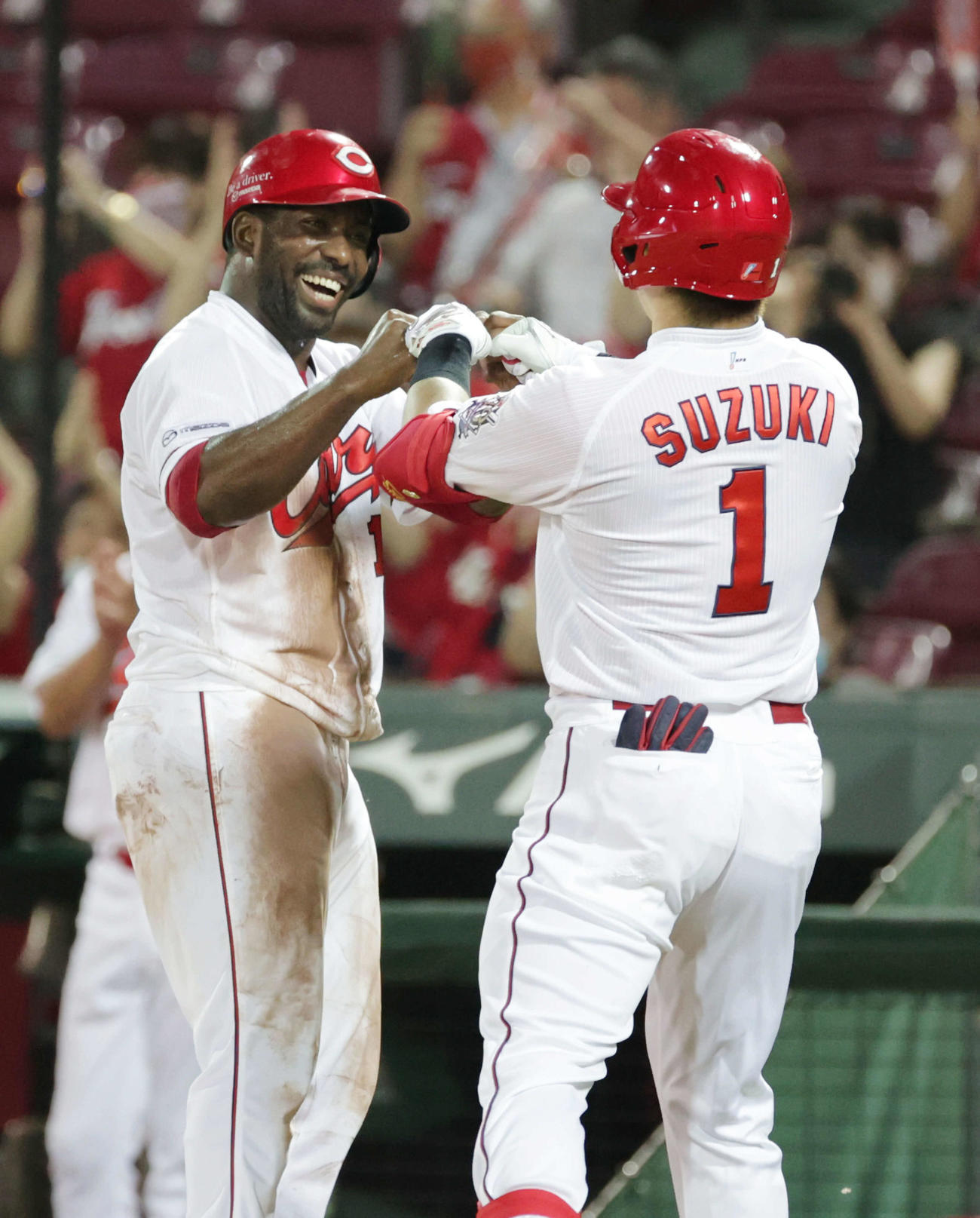 プロ野球広島対中日7回戦　6回裏広島2死一塁、先制中越え2点本塁打を放った鈴木誠を迎えるピレラ（撮影・加藤孝規）