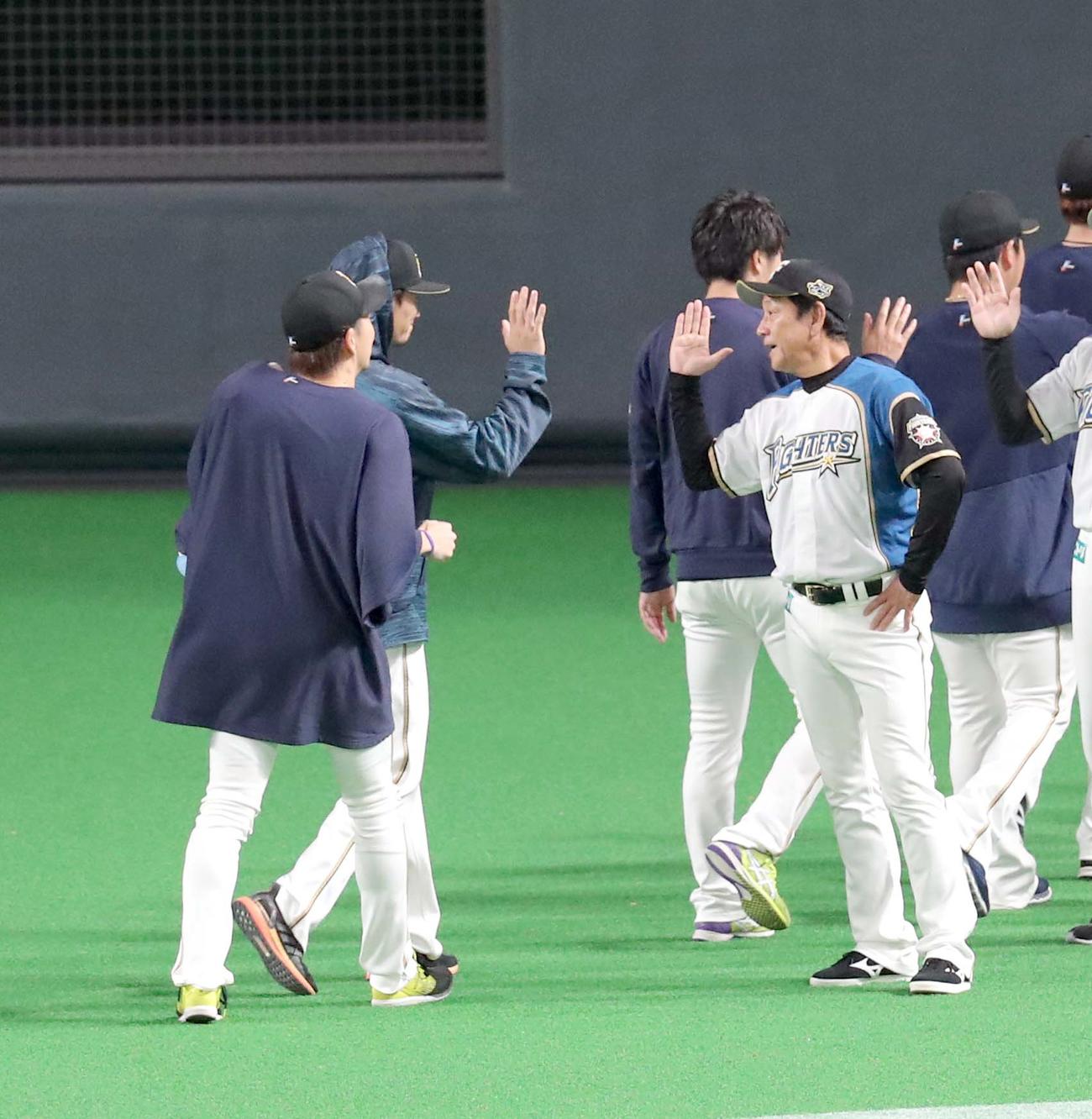 日本ハム対オリックス　試合終了後、日本ハム宮西を出迎える栗山監督（右）（撮影・佐藤翔太）