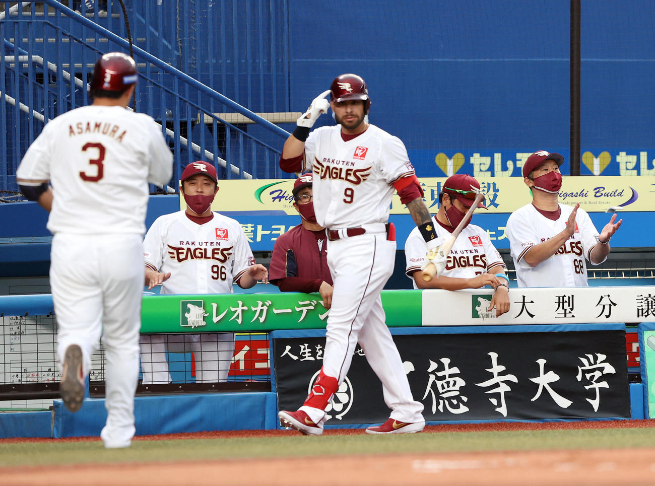 ロッテ対楽天　1回表楽天2死一塁、浅村（3番）の2点本塁打で先制し手をたたく三木監督（右端）（撮影・垰建太）