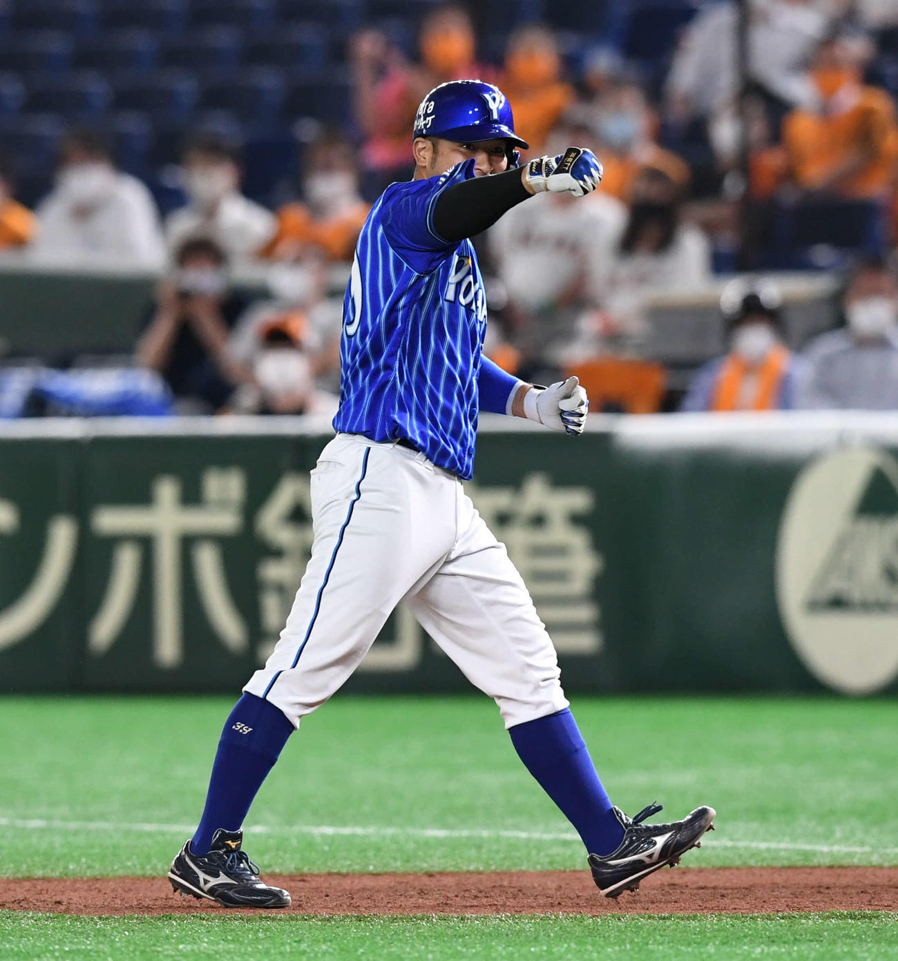 巨人対DeNA　7回表DeNA2死一、二塁、代打嶺井は左前適時打を放ちガッツポーズ（撮影・山崎安昭）