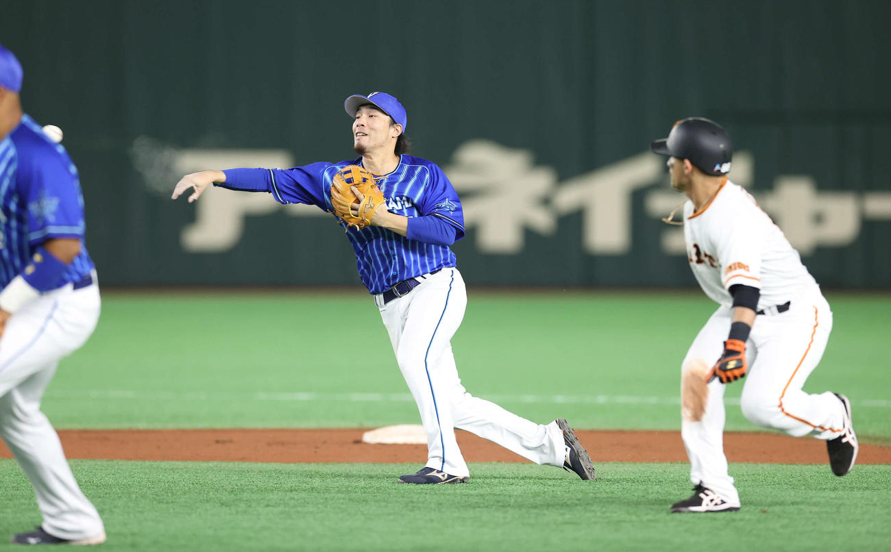 巨人対DeNA　8回裏巨人1死一、三塁、一塁走者のパーラ（右）が挟まれる間に本盗を狙った増田大を本塁で刺す遊撃手の倉本（撮影・河野匠）
