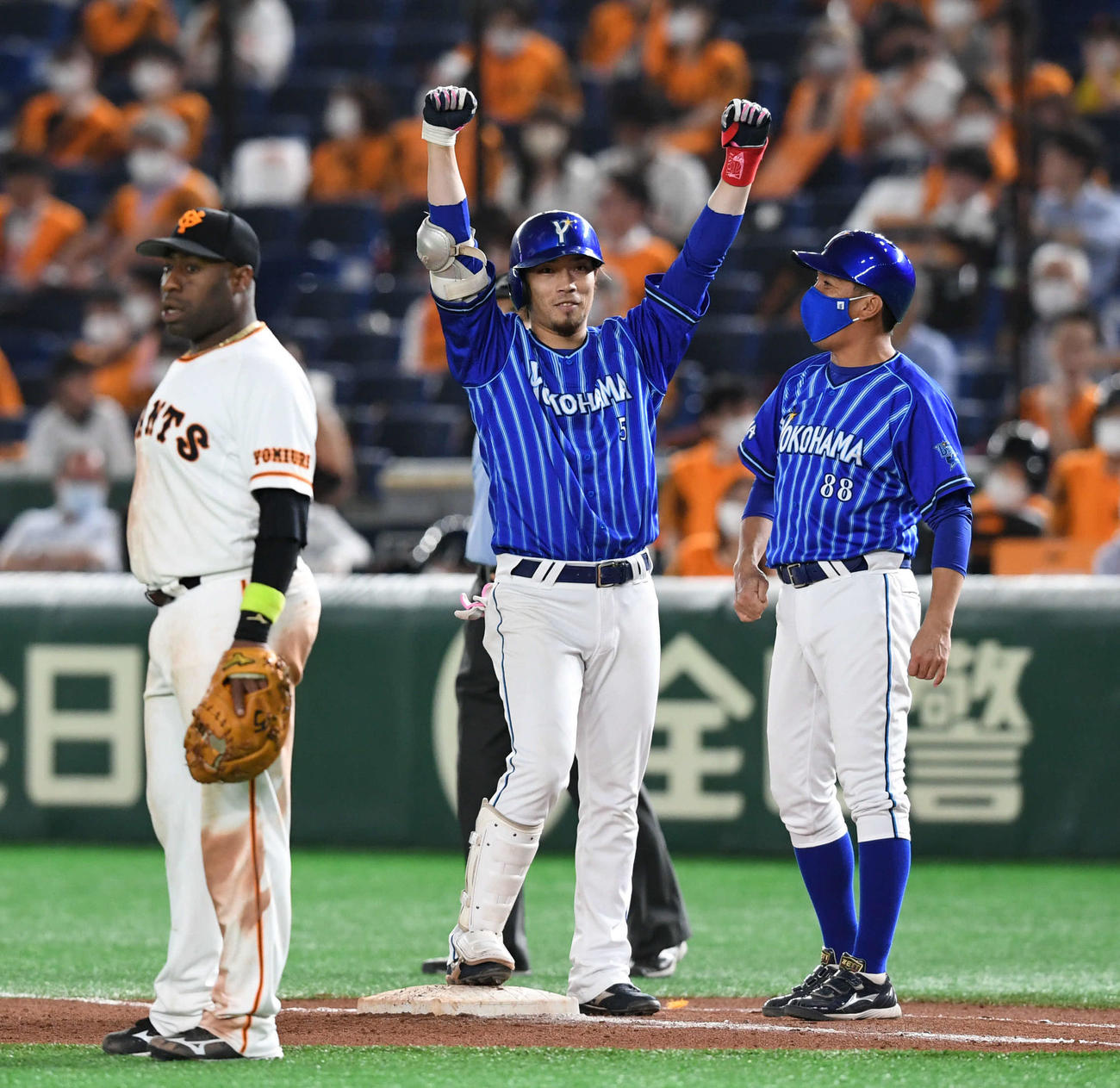 巨人対DeNA　7回表DeNA2死一、二塁、倉本（中央）は右前適時打を放ちガッツポーズ。一塁手ウィーラー（撮影・山崎安昭）