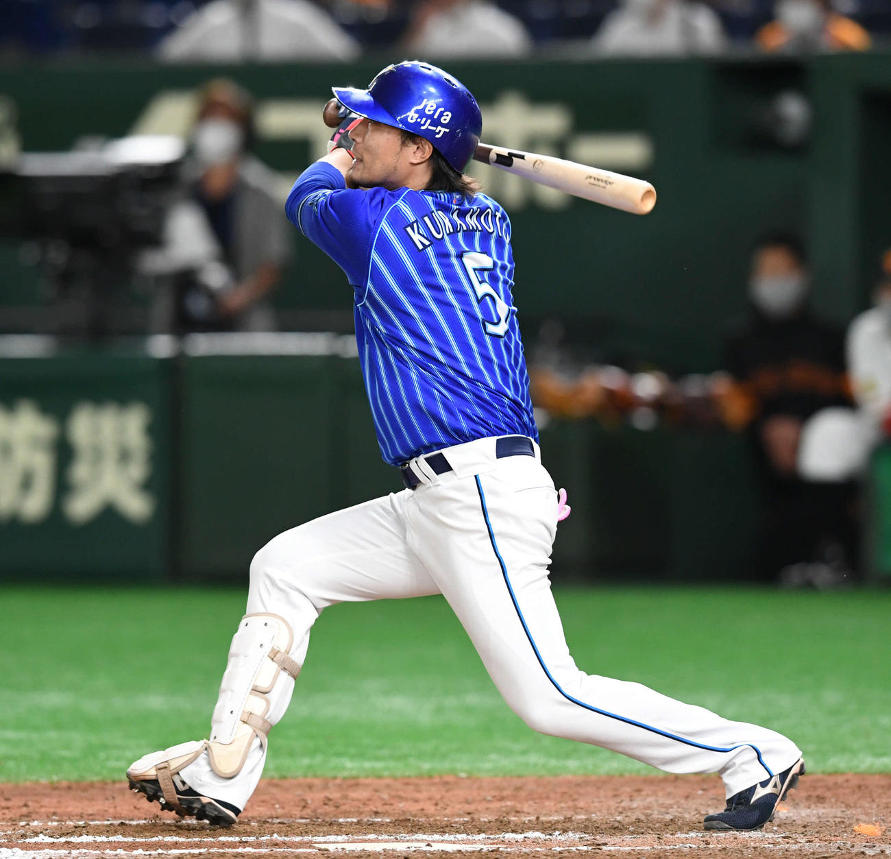 巨人対DeNA　7回表DeNA2死一、二塁、倉本は右前適時打を放つ（撮影・山崎安昭）