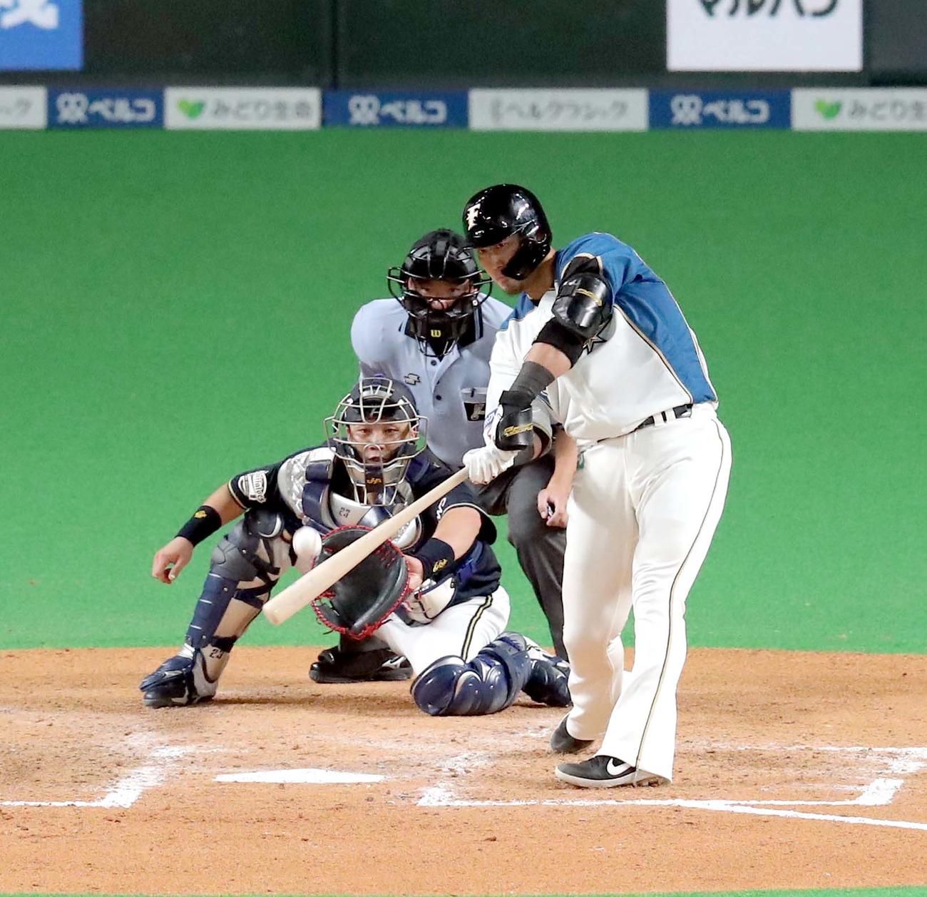 日本ハム対オリックス　4回裏日本ハム1死満塁、中田は中犠飛を放つ（撮影・佐藤翔太）