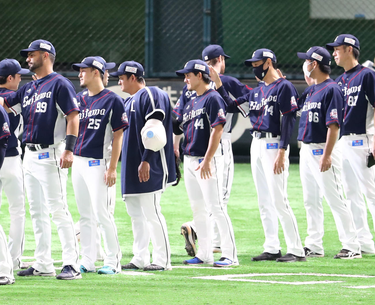 ソフトバンク対西武　ソフトバンクに勝利した西武ナインは喜び合う（撮影・梅根麻紀）