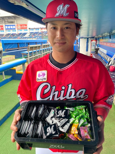 ベンチガムを持つロッテ藤岡（球団提供）