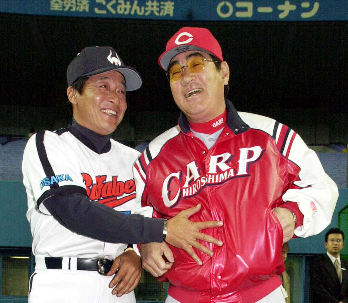 広島監督時代の山本浩二氏（右）、近鉄監督時代の梨田昌孝氏（2002年3月7日撮影）