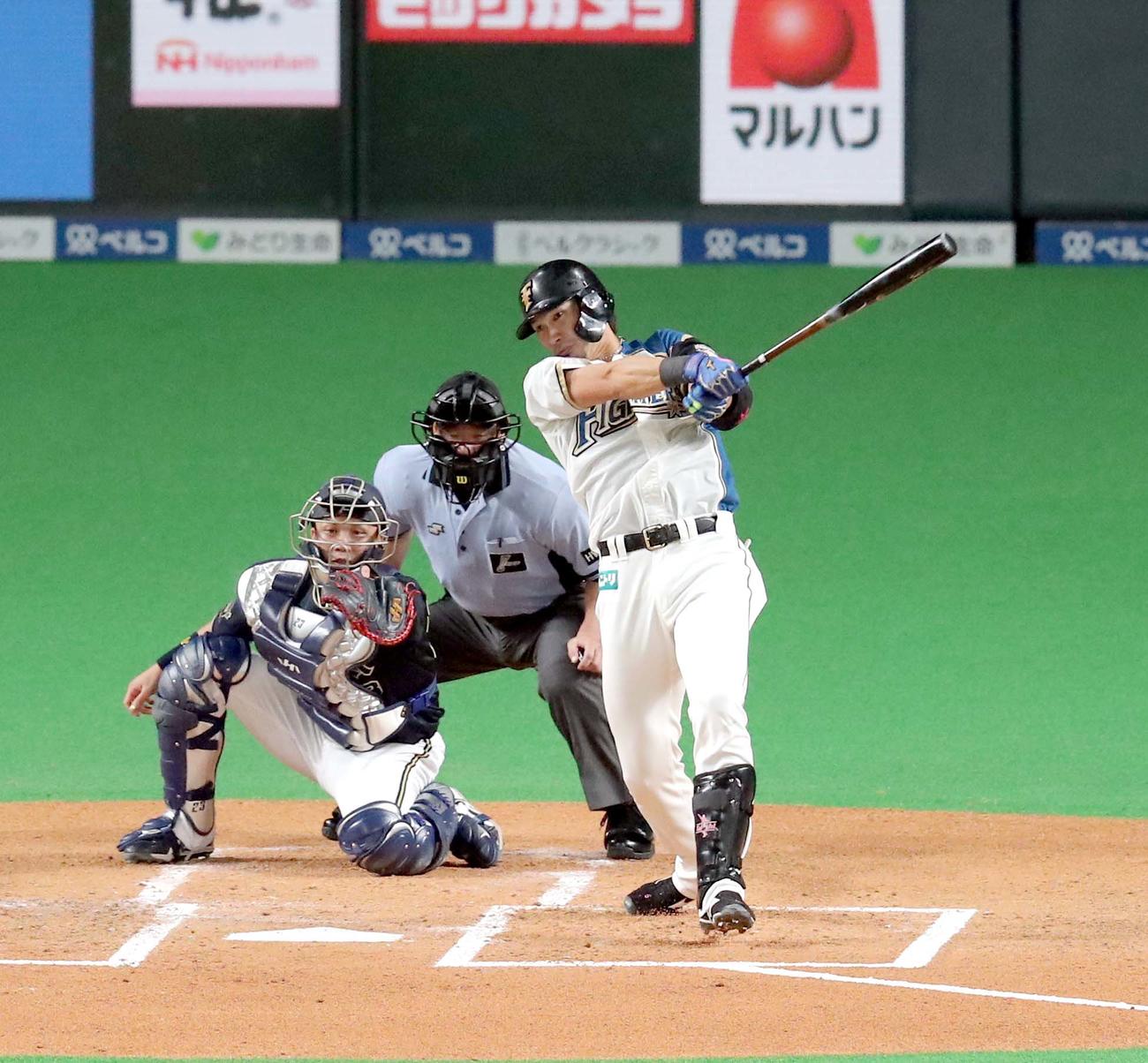 日本ハム対オリックス　1回裏日本ハム1死一、三塁、大田は先制となる右前適時打を放つ（撮影・佐藤翔太）