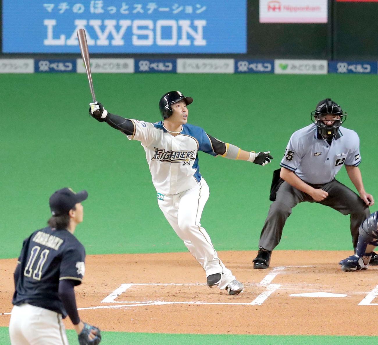 日本ハム対オリックス　1回裏日本ハム1死二塁、近藤は左前打を放つ（撮影・佐藤翔太）
